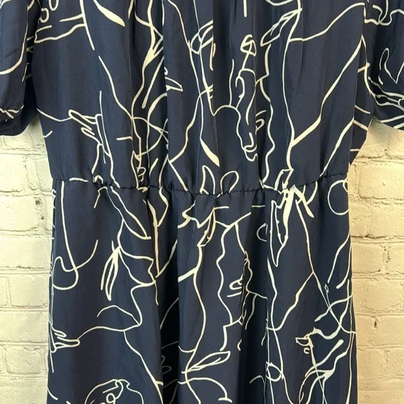 BloomChic Navy & White Graphic Design Elastic Trim Puff Sleeve Dress Size Medium - Picture 5 of 7